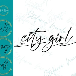 Op de afbeelding: Zwarte en witte kalligrafie die "city girl" zegt. De tekst staat op een witte achtergrond met een lichtblauw watermerk van de naam van de kunstenaar.