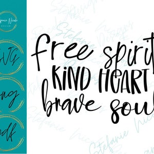 Op de afbeelding: Zwart-wit typografisch ontwerp met de tekst "free spirit kind heart brave soul".