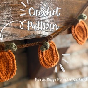 Puede incluir: Guirnalda de calabazas de ganchillo con calabazas naranjas y tallos verdes. El texto "Crochet Pattern" y "Rustic Ridge Pumpkin Garland" es visible en la imagen, sobre un fondo de madera.