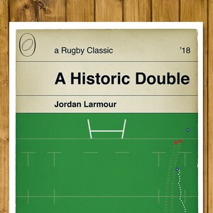 Könnte beinhalten: Ein grüner Rugby-Platz mit einem weißen Torpfosten und einer gepunkteten Linie, die den Weg eines Spielers zeigt. Der Platz ist mit weißen Linien und roten und blauen Punkten markiert. Der Text "A Historic Double" und "Jordan Larmour" befindet sich oben im Bild. Der Text "a Rugby Classic" und "'18" befindet sich ebenfalls oben im Bild.