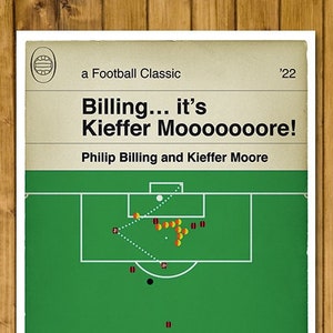 Può includere: Uno schema di campo da calcio verde e bianco con giocatori in rosso e giallo. Il titolo dello schema è "Billing... it's Kieffer Mooooooore!" con il sottotitolo "Philip Billing e Kieffer Moore".