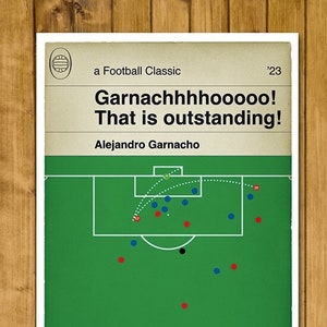 Könnte beinhalten: Ein grüner Fußballplatz mit einem Fußball in der Mitte. Der Platz ist von weißen Linien umgeben und es gibt rote und blaue Kreise, die die Spieler darstellen. Der Text "Garnacchhhhoooo! That is outstanding!" befindet sich oben im Bild. Der Text "Alejandro Garnacho" befindet sich unterhalb des Platzes. Der Text "a Football Classic '23" befindet sich oben im Bild.