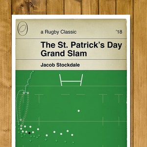 Könnte beinhalten: Eine grüne und weiße Illustration eines Rugbyfeldes mit einem Rugbyball und Spielern. Der Text 'The St. Patrick's Day Grand Slam' und 'Jacob Stockdale' befindet sich oben auf der Illustration.