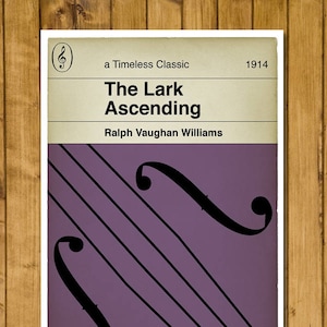 Puede incluir: Un p&oacute;ster morado con una clave de sol y el t&iacute;tulo "The Lark Ascending" de Ralph Vaughan Williams. El p&oacute;ster tambi&eacute;n incluye el texto "a Timeless Classic" y "1914".