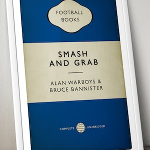Puede incluir: Portada de libro enmarcada con un diseño azul y beige. El título "SMASH AND GRAB" está centrado, con los nombres de los autores Alan Warboys & Bruce Bannister debajo. La parte superior dice "FOOTBALL BOOKS".