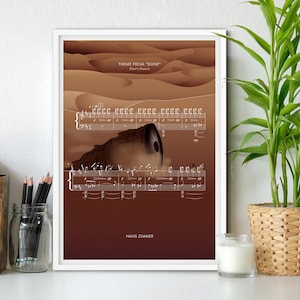 Może przedstawiać: Drukowany plakat z nutami z utworu "Theme from "Dune" autorstwa Hansa Zimmera. Plakat przedstawia brązowy krajobraz pustynny z częściowo widocznym piaskowym robakiem w tle. Nuty są wydrukowane w czerni i bieli na brązowym tle.