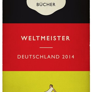 Puede incluir: Una portada de libro con fondo negro, rojo y amarillo. La portada presenta a un jugador de f&uacute;tbol pateando un bal&oacute;n y el texto "Weltmeister Deutschland 2014". La parte superior de la portada tiene un &oacute;valo blanco con el texto "Fussball B&uuml;cher".