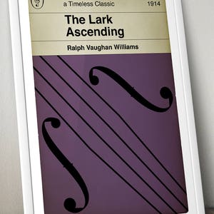 Puede incluir: Un p&oacute;ster de estilo vintage con fondo morado y una clave de sol negra. El texto dice "a Timeless Classic", "The Lark Ascending", "Ralph Vaughan Williams", y "1914".