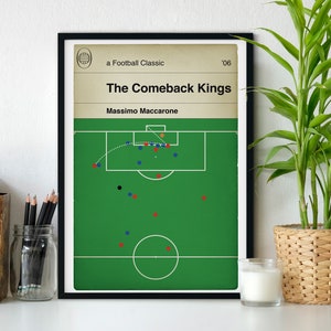 Könnte beinhalten: Ein gerahmter Druck eines Fußballspiels mit dem Titel "The Comeback Kings" von Massimo Maccarone. Der Druck zeigt ein grünes Feld mit einem Fußballplatz und Spielern in Rot, Blau und Gelb. Der Druck ist in Schwarz gerahmt und hat einen weißen Hintergrund.