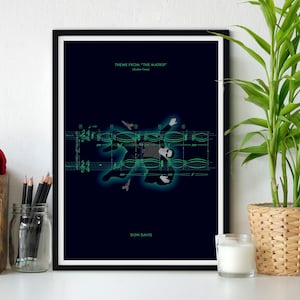 Puede incluir: Un póster en blanco y negro con fondo azul que presenta la partitura del "Tema de "Matrix" de Don Davis. La partitura está superpuesta a la silueta de una persona en verde.