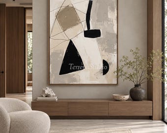 Puede incluir: Una gran pieza de arte mural enmarcada de forma rectangular que presenta una composición abstracta de formas geométricas negras, incluyendo un triángulo y una barra vertical, sobre un fondo texturizado de pinceladas beige, crema y gris con el texto TerrevaStudio.