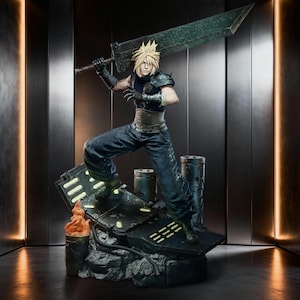 Puede incluir: Una figura coleccionable detallada de un personaje con cabello en punta, vistiendo una prenda oscura sin mangas, guantes negros y pantalones oscuros. La figura sostiene una espada masiva sobre el hombro y se apoya en una base industrial.