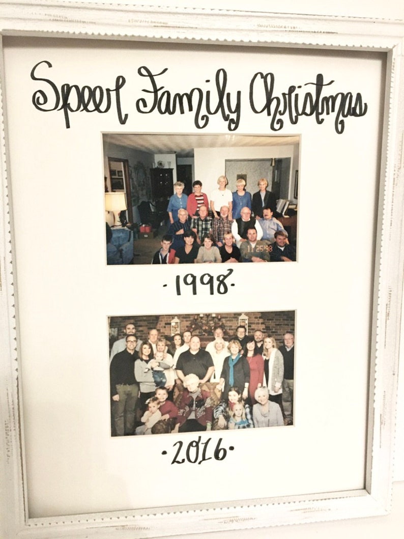 Op de afbeelding: Witte fotocollage met twee familiefoto's uit 1998 en 2016. De bovenkant van de lijst heeft de tekst "Speer Family Christmas" in een zwart script.