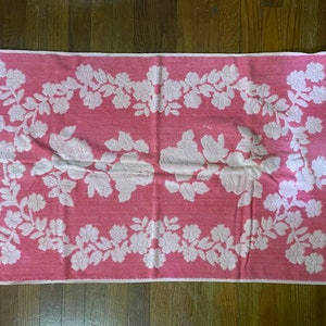 Vintage pink bath towel Rose floral pattern plush Canon Royal Family 70s bathroom decor Hollywood glamorous beauty style vintage linens