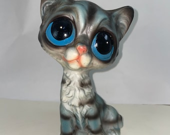 Big blue Eye sad gray tabby cat Margaret Keane Gig inspired vintage figurine Enesco Bisque ceramic 60s gift decor retro stray kitty cat