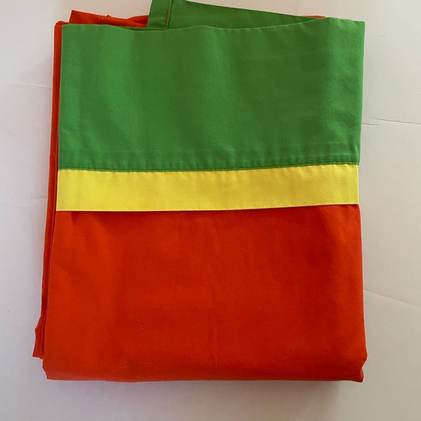 Drap de lit vintage solide bordure rouge vert jaune XL plat twin couleurs rasta bon état Springmaid Wondercale des années 70 80s décor literie linge de maison