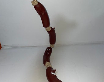 Chaîne de jouets saucisses visages idiots tube de viande cuisine rétro comique décor de restaurant hot-dogs avec des visages corde de saucisses fumées boucher cadeau gag rare