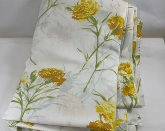 Fleurs jaunes de drap plat jumeau avec des œillets de motif d’ombre pétales jaunes moelleux Utica 50 50 linge de maison vintage literie cottage pour boho