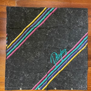 Peut inclure: Rideau de douche en tissu noir avec un motif de rayures color&eacute;es en diagonale et le mot "Playboy" en &eacute;criture turquoise.
