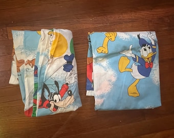 Juego de sábanas gemelas vintage de Walt Disney, máquina voladora en globos del cielo, sábanas de personajes de Dumbo, Mickey, Goofy, Donald, Pepito Grillo y las Ardillas.