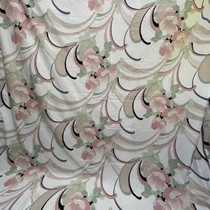 Peut inclure: Tissu blanc avec un motif répété de fleurs roses et de volutes abstraites dans des tons de brun, vert et noir.