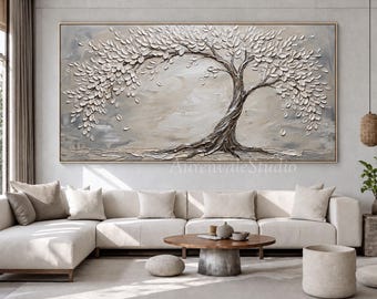 Puede incluir: Un gran lienzo horizontal que muestra un árbol texturizado con hojas gruesas y en relieve de color blanco y crema sobre un fondo gris y beige. El tronco del árbol es oscuro y nudoso, con ramas que se extienden a lo largo del marco.