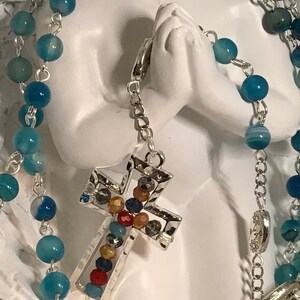 Magnifique chapelet aigue-marine avec motif floral argenté Notre père et une croix impressionnante