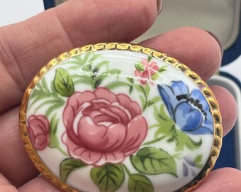 Broszka Aynsley z ręcznie malowanym motylem w kształcie kwiatu i owalu – przypinka z angielskiej porcelany kostnej (oryginalne pudełko)