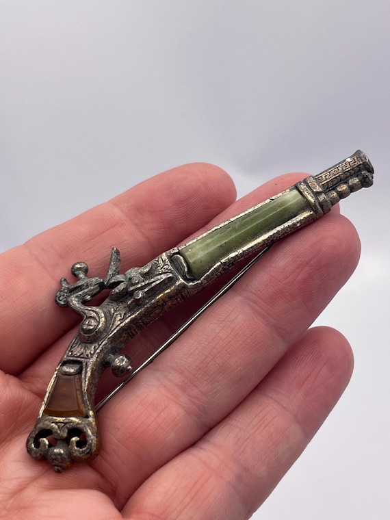 Vintage Miracle Scottish Pistol Brooch – Agate Stone Accents – Celtic Highlands Jewelry – Signed Miracle
