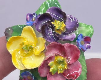 Vintage Bone China bloemenbroche – handgeschilderde porseleinen bloemen, gemaakt in Engeland