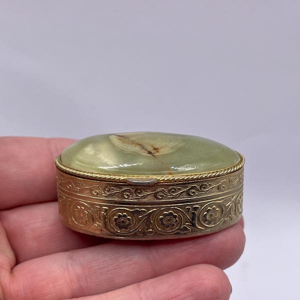 Pastillero vintage de metal con tapa de piedra de ónix verde