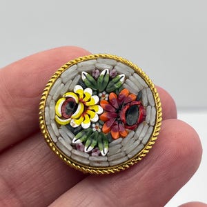 Broche Micro-mosaïque Ancienne – Métal Doré, Décor Floral Multicolore – Vintage