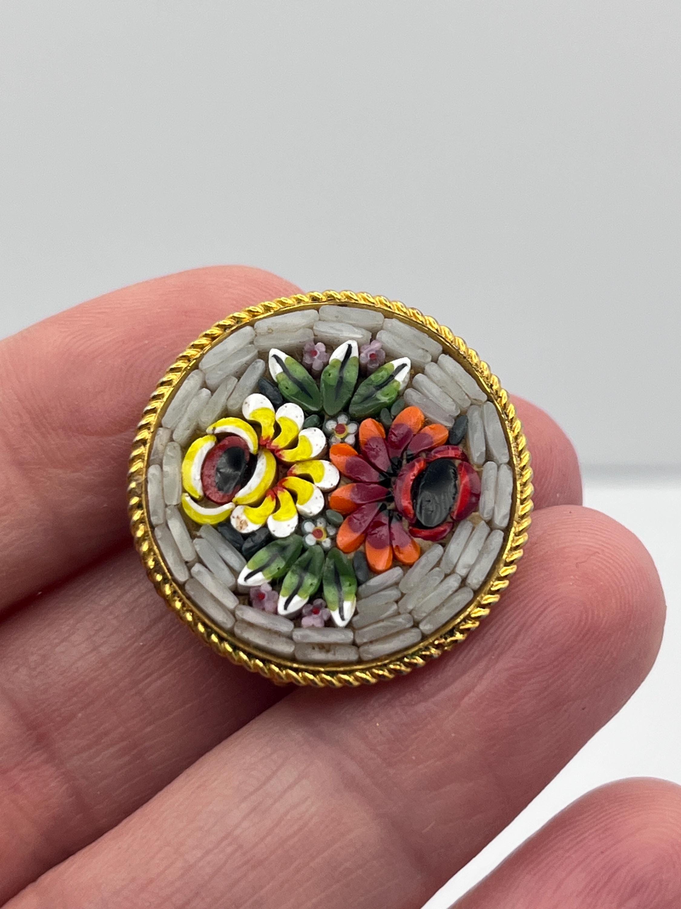 Broche Micro Mosaïque : Bijoux Artisanaux d'Exception