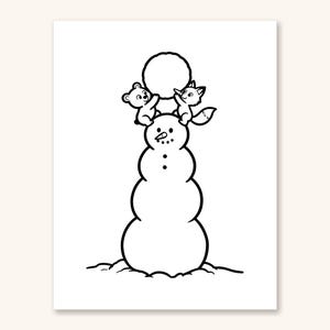 Op de afbeelding: Een zwart-wit kleurplaatillustratie van een sneeuwman met een wortelneus en knoopogen. Een kleine beer en een vos staan op de schouders van de sneeuwman en reiken omhoog om een grote ronde sneeuwbal bovenop te plaatsen.
