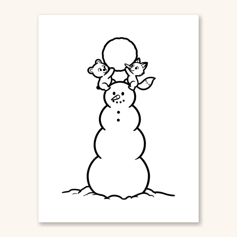 Op de afbeelding: Een zwart-wit kleurplaatillustratie van een sneeuwman met een wortelneus en knoopogen. Een kleine beer en een vos staan op de schouders van de sneeuwman en reiken omhoog om een grote ronde sneeuwbal bovenop te plaatsen.