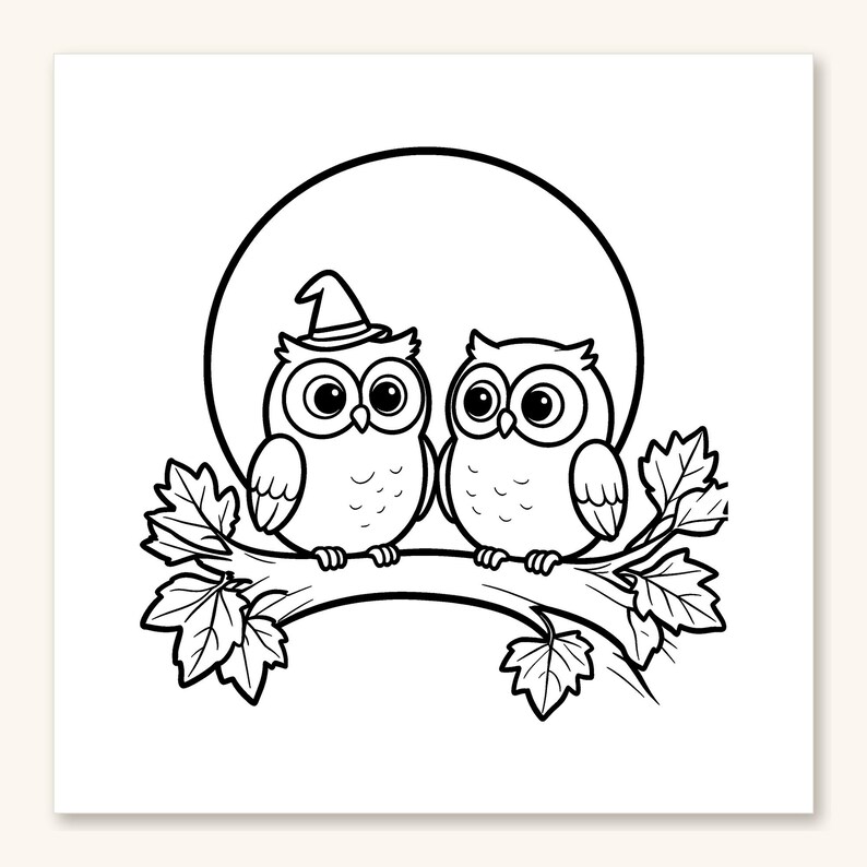 Puede incluir: Una ilustraci&oacute;n de arte lineal en blanco y negro que muestra dos b&uacute;hos posados en una rama de &aacute;rbol con hojas. Un b&uacute;ho lleva un peque&ntilde;o sombrero puntiagudo. Detr&aacute;s de los b&uacute;hos hay una gran luna circular. Es un dise&ntilde;o para colorear.