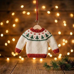 Patrón de punto PDF adorno jersey navideño Fair Isle, mini jersey para el árbol, canesú de árboles y corazones, top down, 11 idiomas
