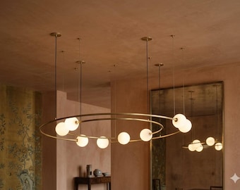 Lampadario a doppio anello in ottone lavorato a mano, sfere in vetro opalino soffiato a mano, stile moderno di metà secolo.