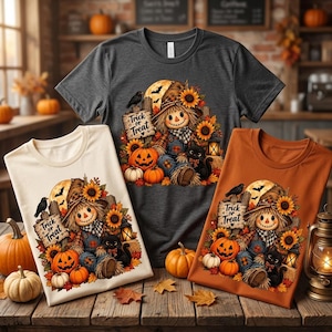 Peut inclure: Trois t-shirts gris foncé, crème et orange avec un motif représentant un épouvantail, un chat noir, des tournesols et des citrouilles. Le dessin inclut un panneau en bois avec le texte Trick or Treat, une pleine lune et des chauves-souris.