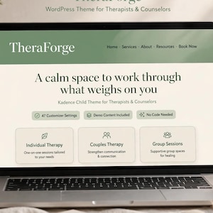 Op de afbeelding: Een laptopscherm met het TheraForge WordPress-thema voor therapeuten en counselors. De website heeft een saliegroene koptekst, een crèmekleurige achtergrond en de tekst A calm space to work through what weighs on you.