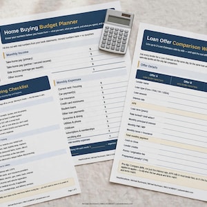 Op de afbeelding: Drie geprinte financiële planningsdocumenten getiteld Home Buying Budget Planner, The Ultimate Moving Checklist en Loan Offer Comparison Worksheet, vergezeld door een grijze rekenmachine en twee zwarte pennen op een licht oppervlak.
