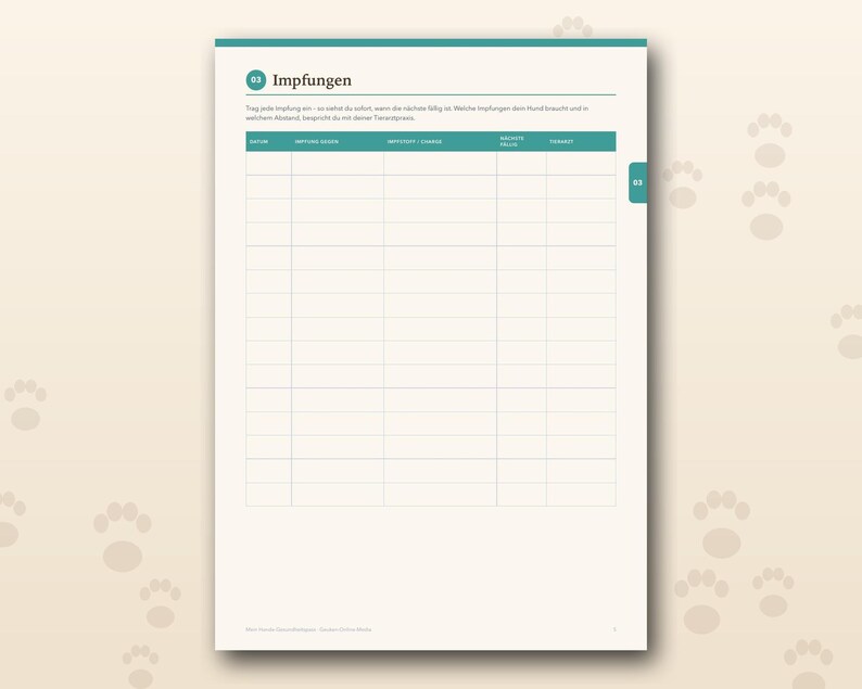 Pu&ograve; includere: Una pagina color crema di un diario sanitario per animali domestici con un'intestazione color ottanio etichettata Impfungen. La pagina include una griglia per tracciare le vaccinazioni con colonne per data, vaccino, prossima scadenza e note.