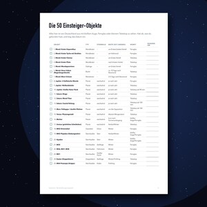 Puede incluir: Una lista de verificaci&oacute;n blanca titulada Die 50 Einsteiger-Objekte que presenta una tabla con columnas para nombres de objetos, tipos, constelaciones, mejores momentos de observaci&oacute;n y equipo, con casillas de verificaci&oacute;n.