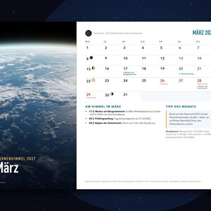 Pu&ograve; includere: Una pagina di calendario da parete per marzo 2027 con una vista della Terra dallo spazio sulla sinistra e una griglia di date sulla destra. Il testo include 'M&auml;rz 2027', 'Sternenhimmel 2027' e informazioni astronomiche in tedesco.
