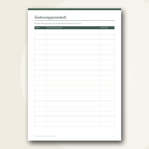 Puede incluir: Una p&aacute;gina de documento blanca titulada &Auml;nderungsprotokoll con una barra de encabezado verde oscuro. Presenta una tabla con columnas para fecha, qu&eacute; se actualiz&oacute; y firma, ofreciendo espacio para registrar cambios en varias filas.