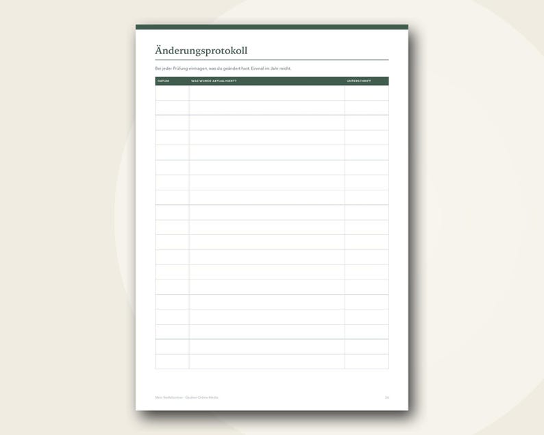Puede incluir: Una p&aacute;gina de documento blanca titulada &Auml;nderungsprotokoll con una barra de encabezado verde oscuro. Presenta una tabla con columnas para fecha, qu&eacute; se actualiz&oacute; y firma, ofreciendo espacio para registrar cambios en varias filas.