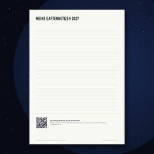 K&ouml;nnte beinhalten: Ein wei&szlig;es, rechteckiges Notizblatt mit der schwarzen &Uuml;berschrift MEINE GARTENNOTIZEN 2027, gefolgt von horizontalen Schreiblinien. In der unteren linken Ecke befindet sich ein QR-Code mit begleitendem Text in deutscher Sprache.