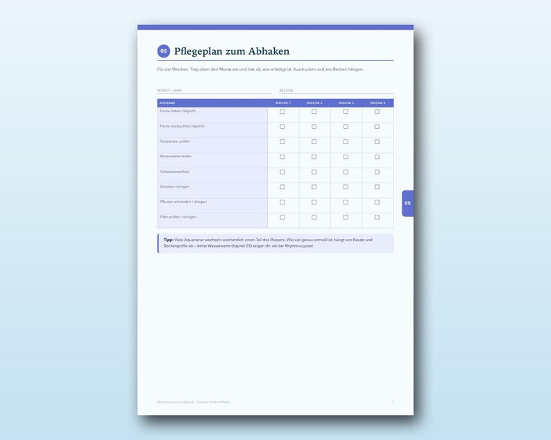 K&ouml;nnte beinhalten: Eine wei&szlig;e Papierseite mit der &Uuml;berschrift Pflegeplan zum Abhaken, blauem Kopf- und Fu&szlig;bereich. Sie enth&auml;lt eine Tabelle mit Zeilen f&uuml;r t&auml;gliche und w&ouml;chentliche Aufgaben, vier Spalten f&uuml;r Wochen und K&auml;stchen zum Abhaken der Fortschritte.