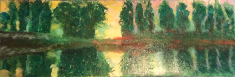 Puede incluir: Una pintura de una escena de bosque con un r&iacute;o que refleja los &aacute;rboles. Los &aacute;rboles son verdes y el agua es azul. El cielo es de un amarillo claro y rosa.