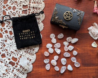 Kit adivinación RUNAS cuarzo hialino, con bolsa y caja de madera - bolsillo - futuro wicca vikingo nórdico pentáculo Odin piedras semipreciosas